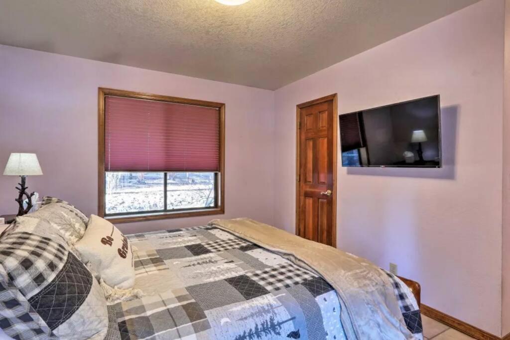 Kathys Cabin, King Bed, Hot Tub, Near-Nau & Downtown Attractions, Perfect Year-Round Mountain Getaway Флегстафф Екстер'єр фото