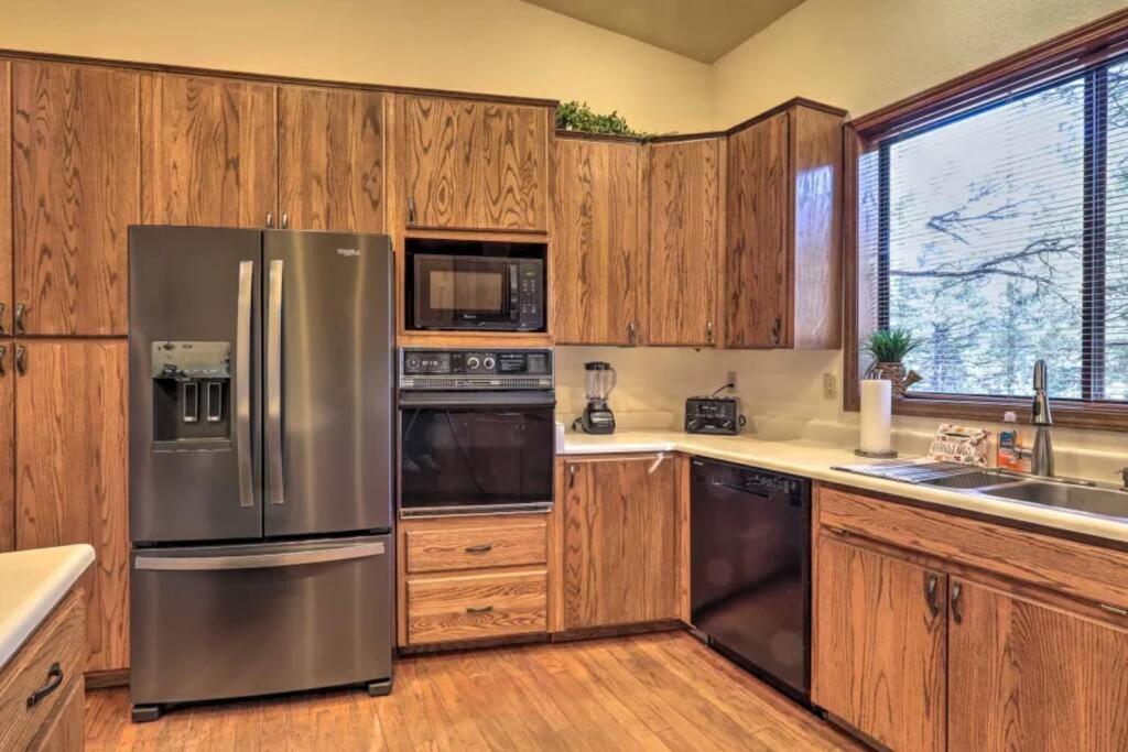 Kathys Cabin, King Bed, Hot Tub, Near-Nau & Downtown Attractions, Perfect Year-Round Mountain Getaway Флегстафф Екстер'єр фото