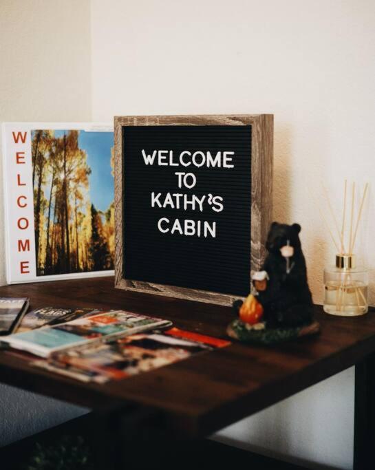 Kathys Cabin, King Bed, Hot Tub, Near-Nau & Downtown Attractions, Perfect Year-Round Mountain Getaway Флегстафф Екстер'єр фото